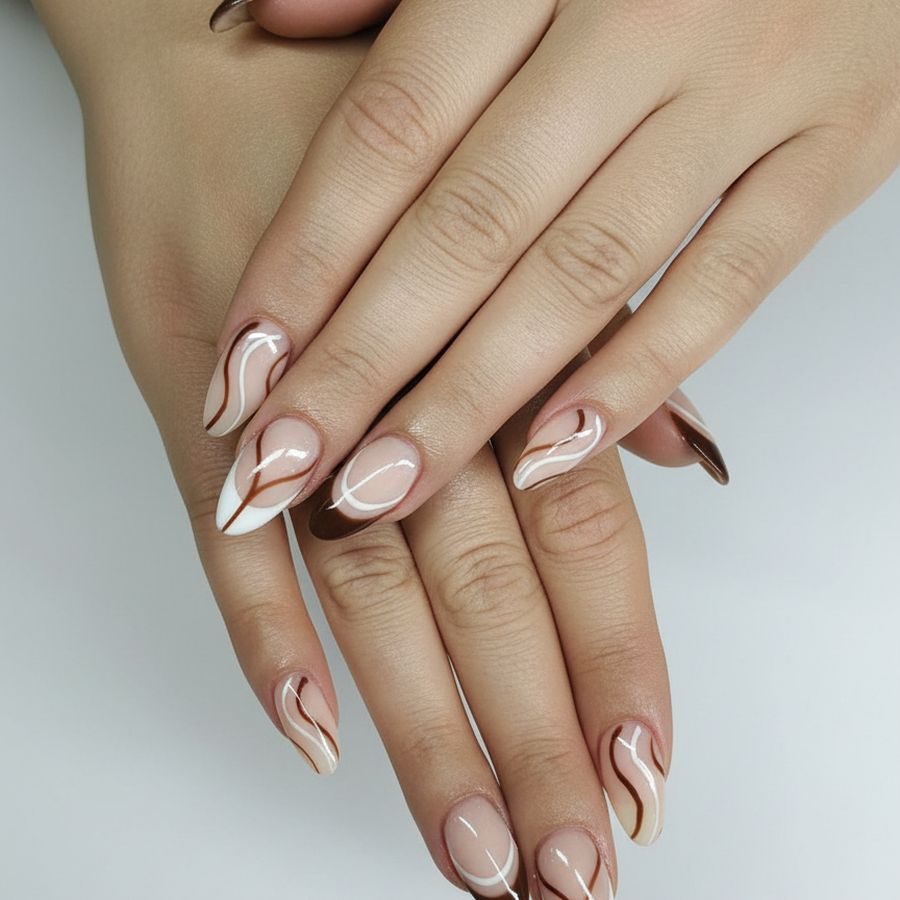 Mandelförmige Nägel in Nude mit braun-weißem Swirl-Muster