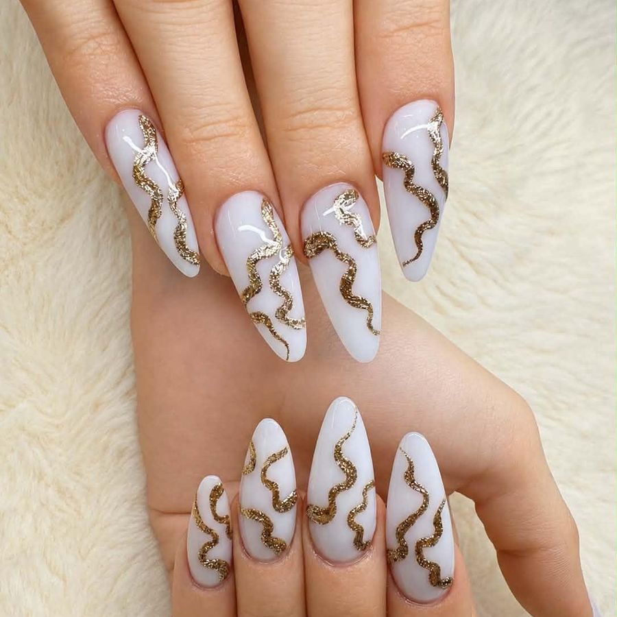 Weiße Mandelnägel mit goldenem Glitzer-Swirl, Nail Art aus Berlin-Steglitz