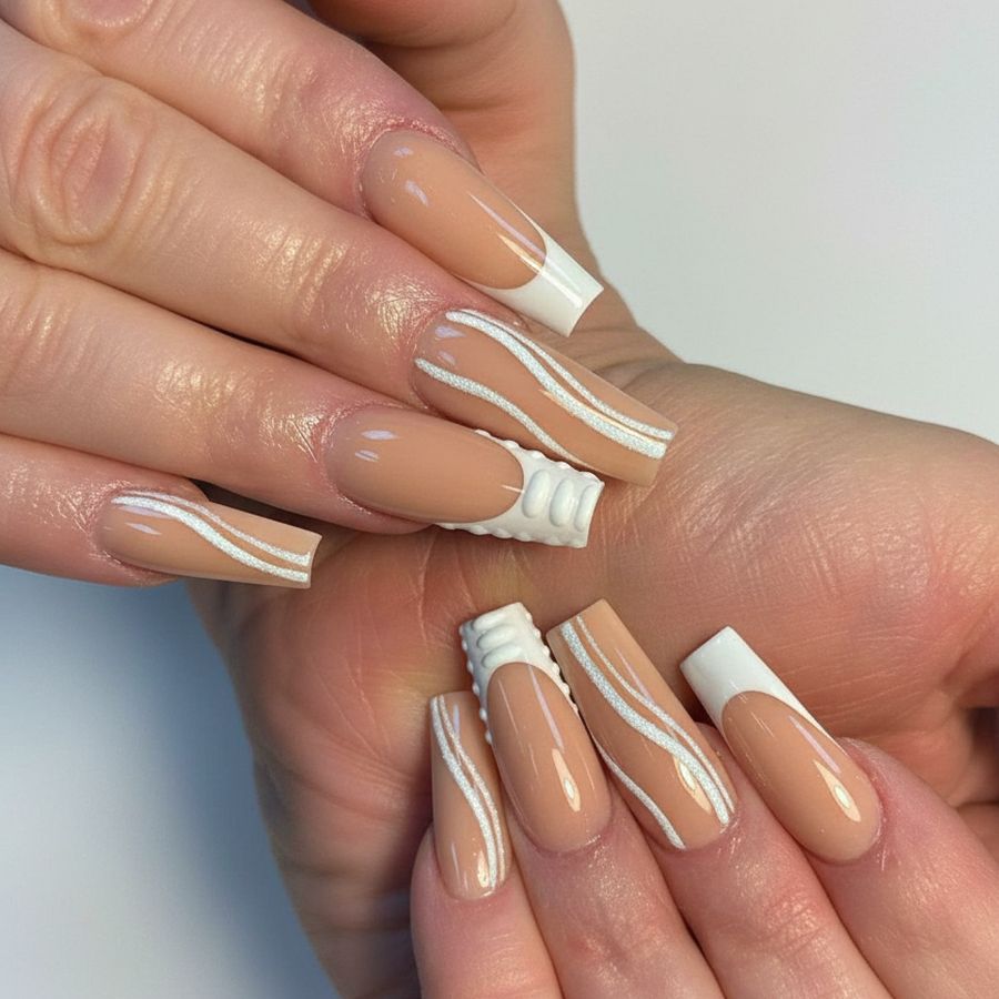 Lange Nägel in warmem Nude-Ton mit weißem Wellenmuster