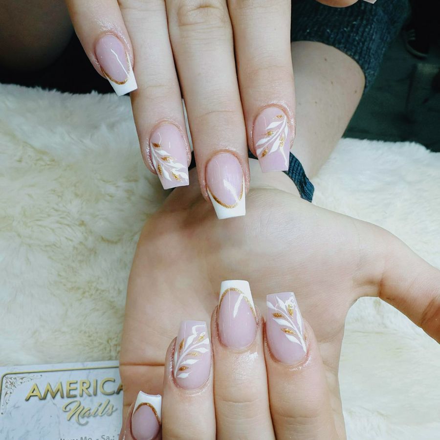French-Maniküre mit weißem Blattmuster aus dem Nagelstudio im Forum Steglitz