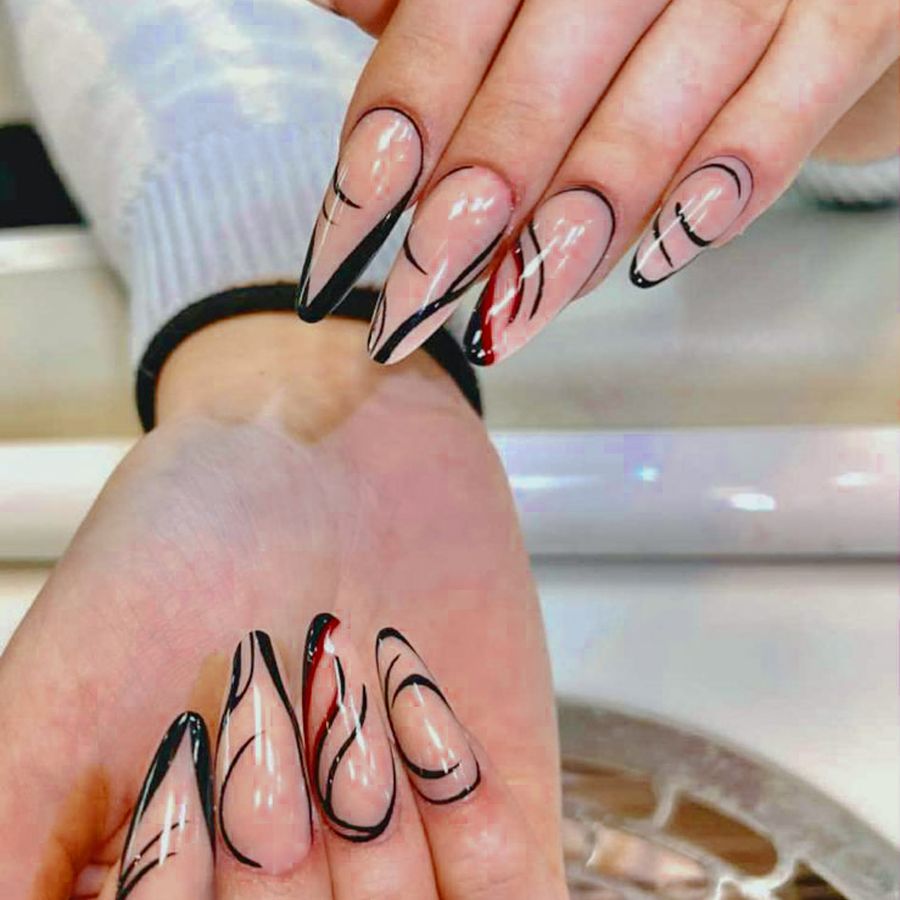 Nail Art mit schwarzem und rotem Linienmuster auf klarem Untergrund