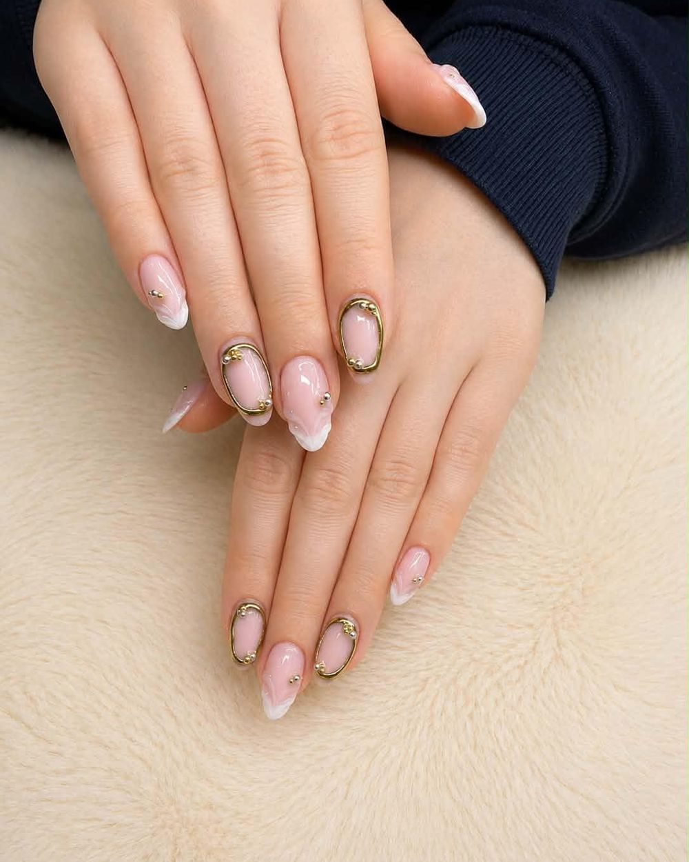 Nude-Nägel mit goldener Umrandung und Perlen, gefertigt bei American Nails im Forum Steglitz